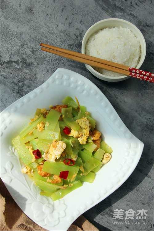 莴苣叶子炒鸡蛋(莴苣叶子怎么做好吃)
