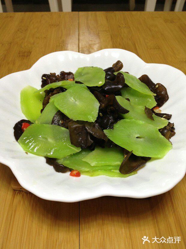 黑木耳炒莴笋(黑木耳炒莴笋的功效)