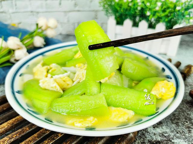 丝瓜怎么炒不苦(丝瓜怎么炒才不变色)