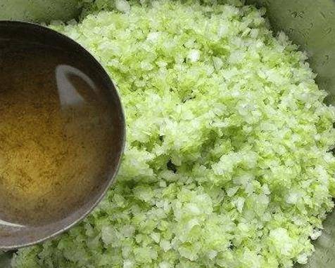 白菜馅要焯水吗(白菜做馅焯水还是撒盐)