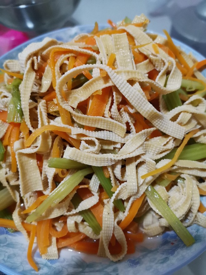 胡萝卜炒豆腐皮(胡萝卜炒豆腐皮营养)