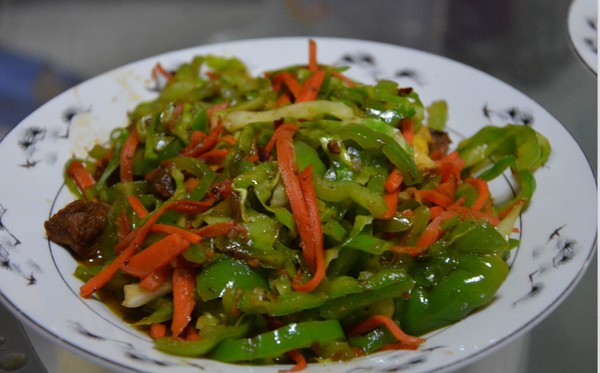 胡萝卜炒尖椒(胡萝卜炒尖椒做法)