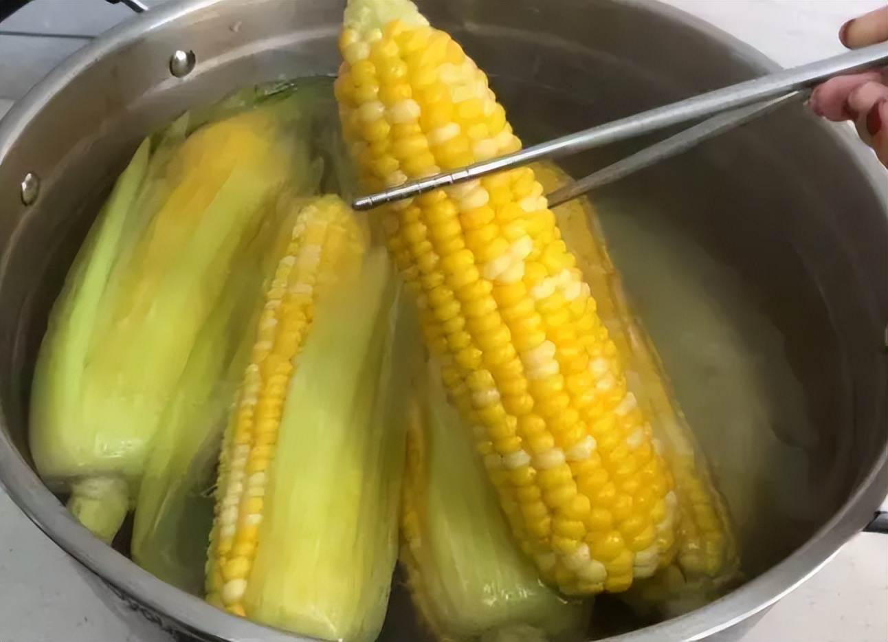 常温保存玉米(玉米常温保存还是冰箱冷藏)