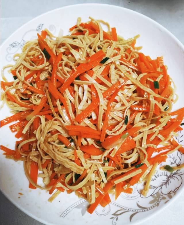 胡萝卜可以放葱吗(胡萝卜可以加葱花包饺子吗)