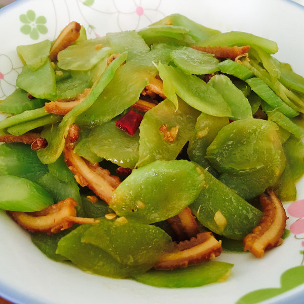 莴笋皮怎么炒好吃(莴笋皮炒肉图片大全)