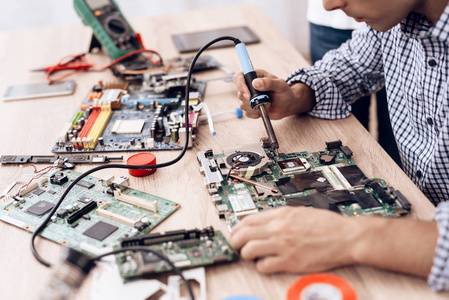 pcb设备维修主要修啥(维修pcb板对身体有害吗)
