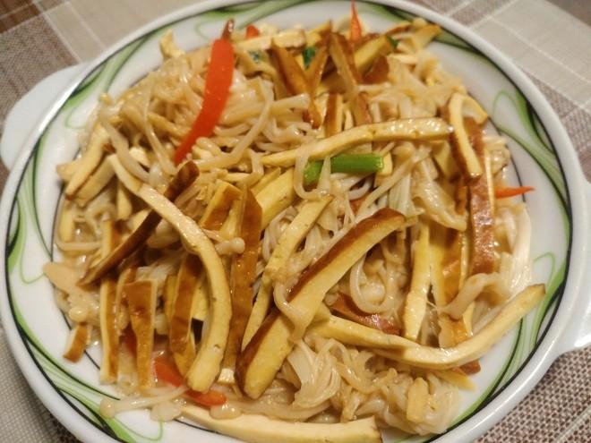 胡萝卜炒金针菇(胡萝卜炒金针菇和鱼的做法)