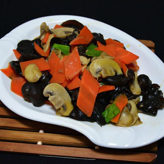 蘑菇炒胡萝卜(蘑菇炒胡萝卜好吃吗)