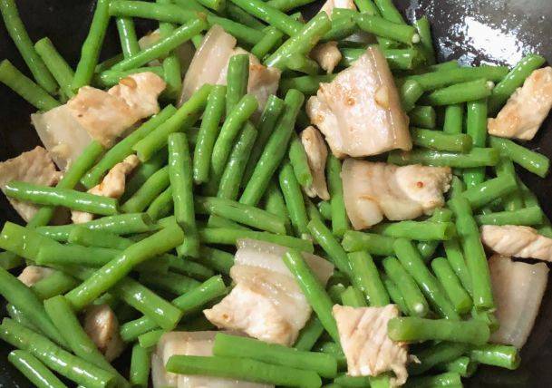 炒豆角一定要过水吗(炒豆角一定要过水吗为什么)