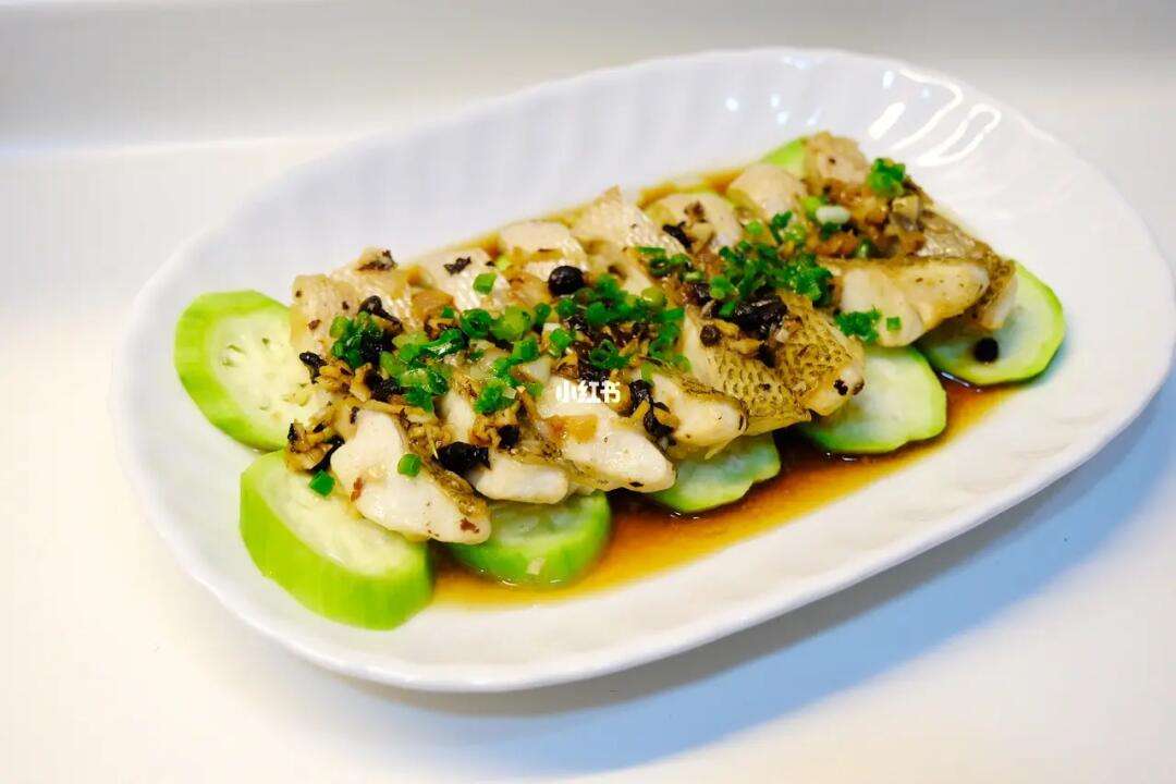 丝瓜蒸鱼腩(丝瓜煮鱼片的做法窍门)