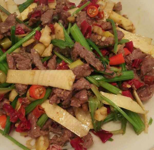 牛肉炒笋丝怎样炒好吃(牛肉炒笋丝怎样炒好吃又简单)