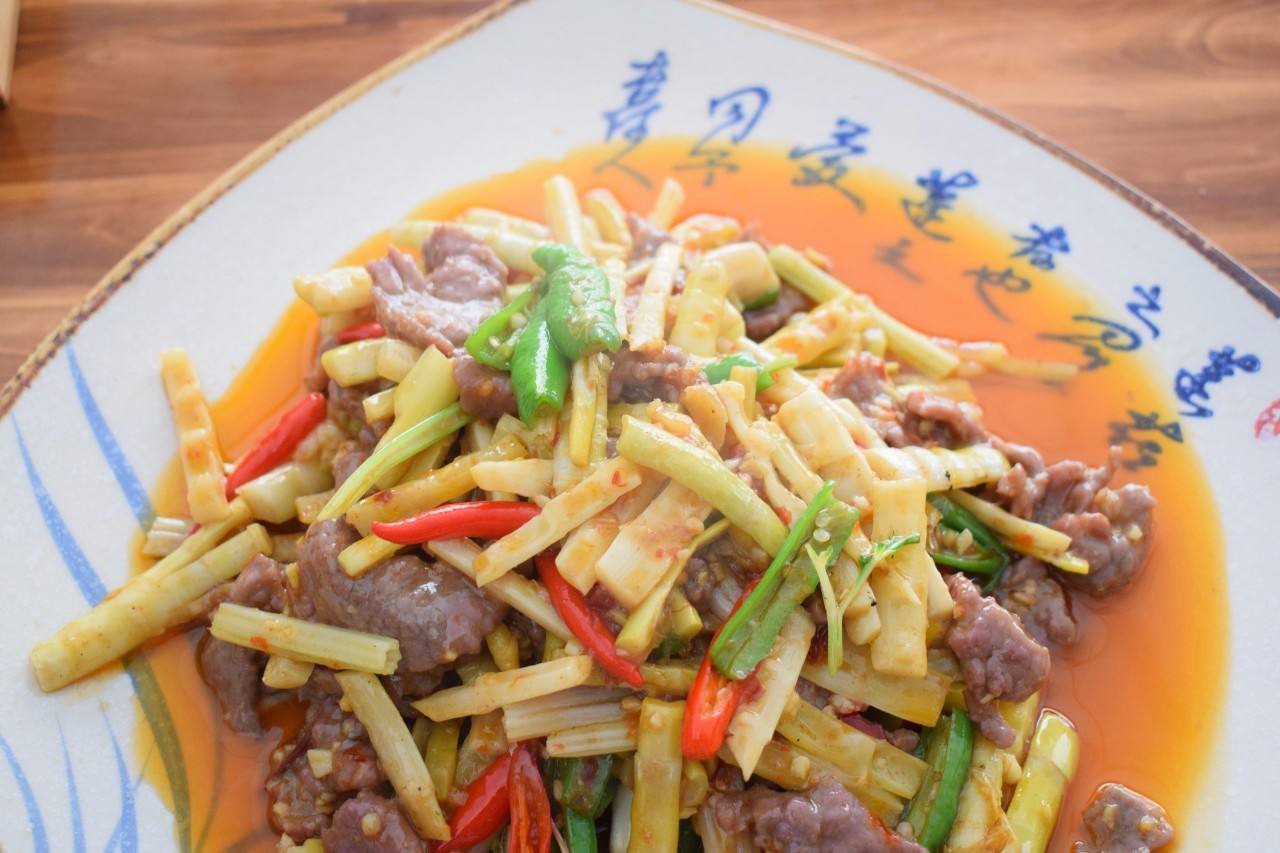 牛肉炒笋丝怎样炒好吃(牛肉炒笋丝怎样炒好吃又简单)