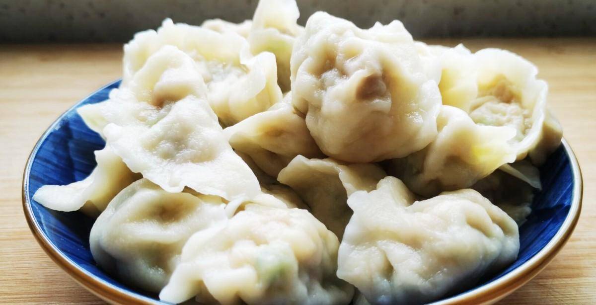 白菜包饺子用挤水吗(白菜包饺子用不用焯一下)