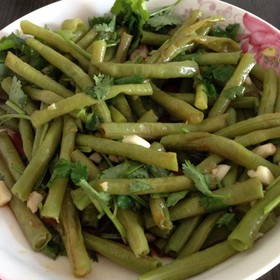 凉拌豇豆怎么做好吃不变色(凉拌豇豆怎么做好吃不变色窍门)