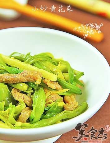 黄花菜炒笋丝(黄花菜炒笋丝怎么做)