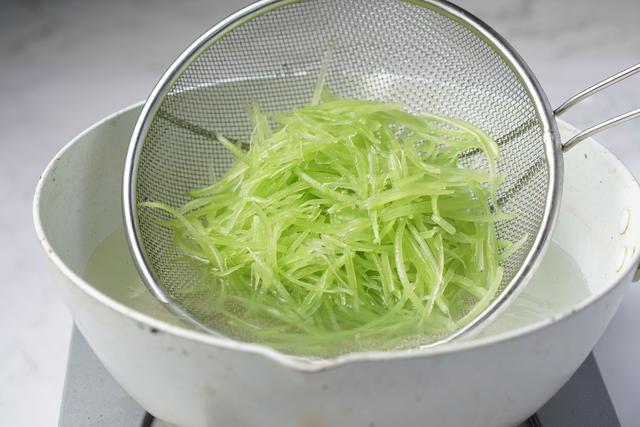 海米拌莴笋(海米和莴苣能一起吃吗)