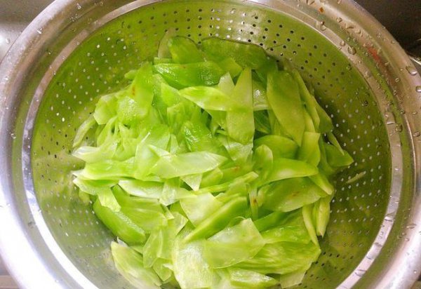 炒莴笋需要焯水吗(凉拌莴笋需要用水焯一下吗)