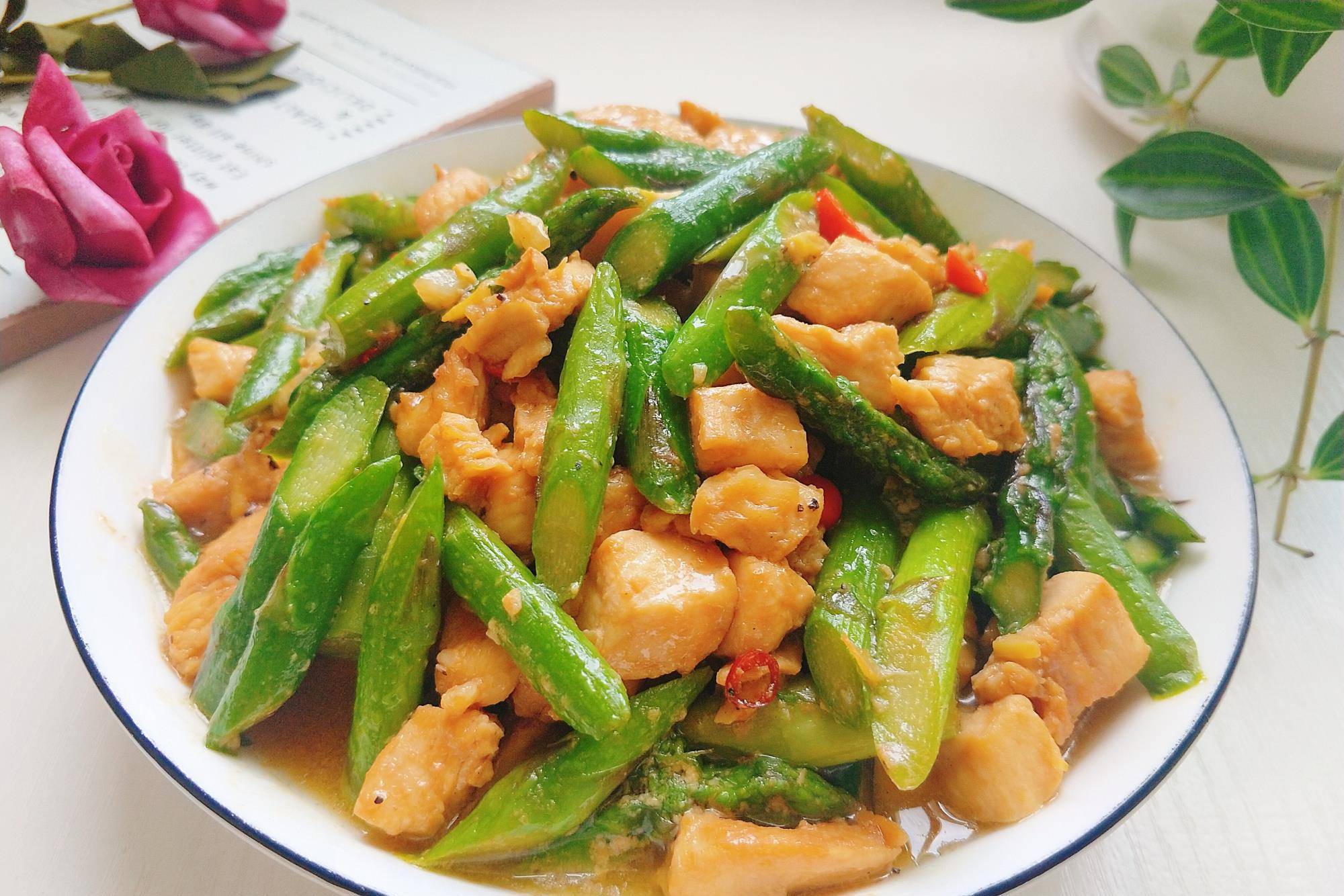 莴苣炒口蘑(莴笋炒蘑菇功效与作用)