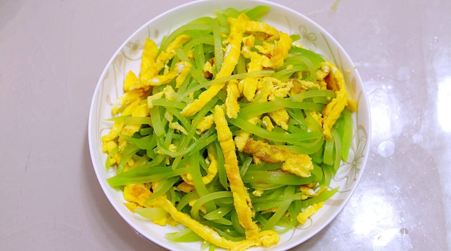 莴苣拌鸡蛋皮(莴笋皮蛋汤的做法)