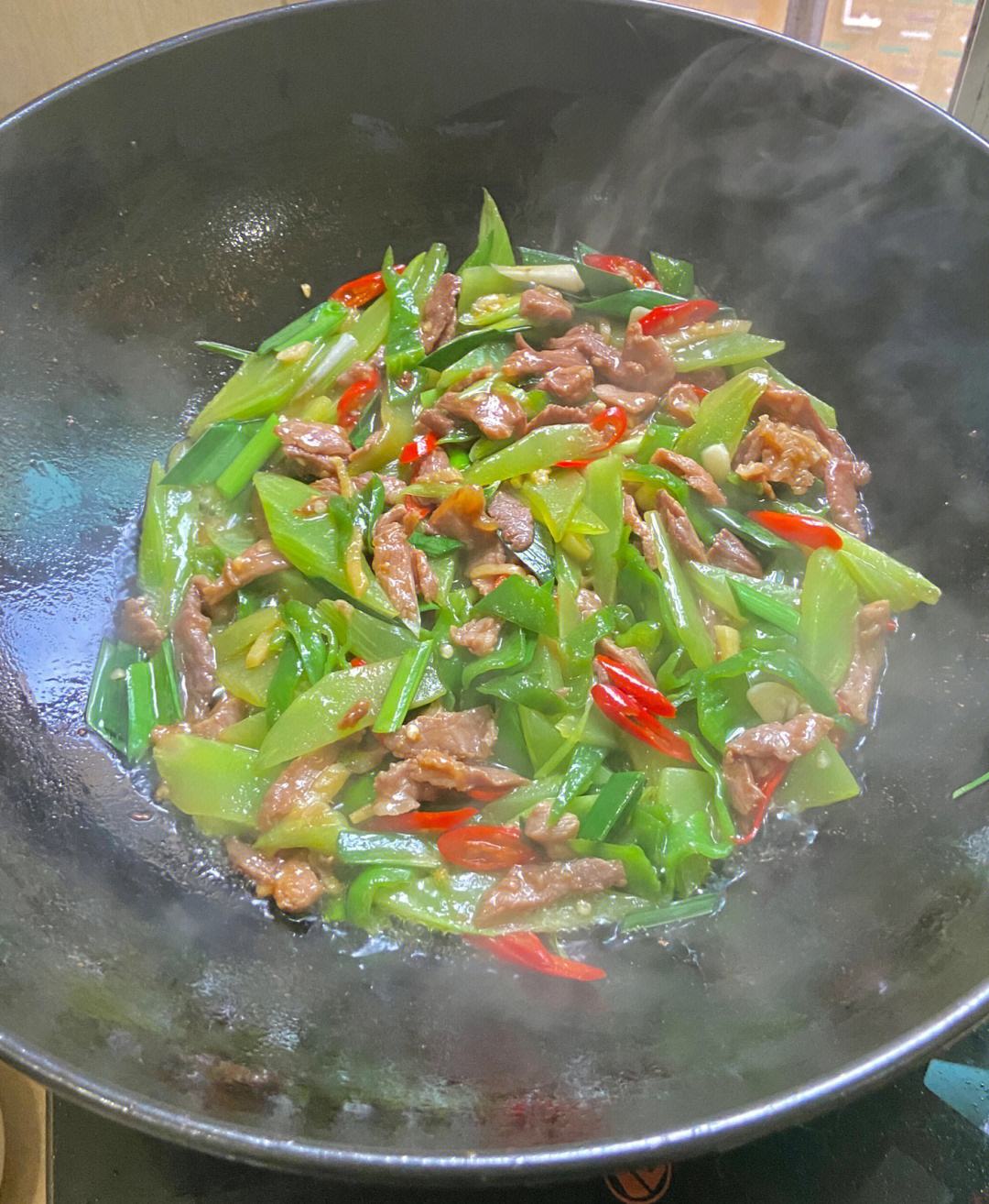 肉片炒莴苣(肉片炒莴苣的做法)