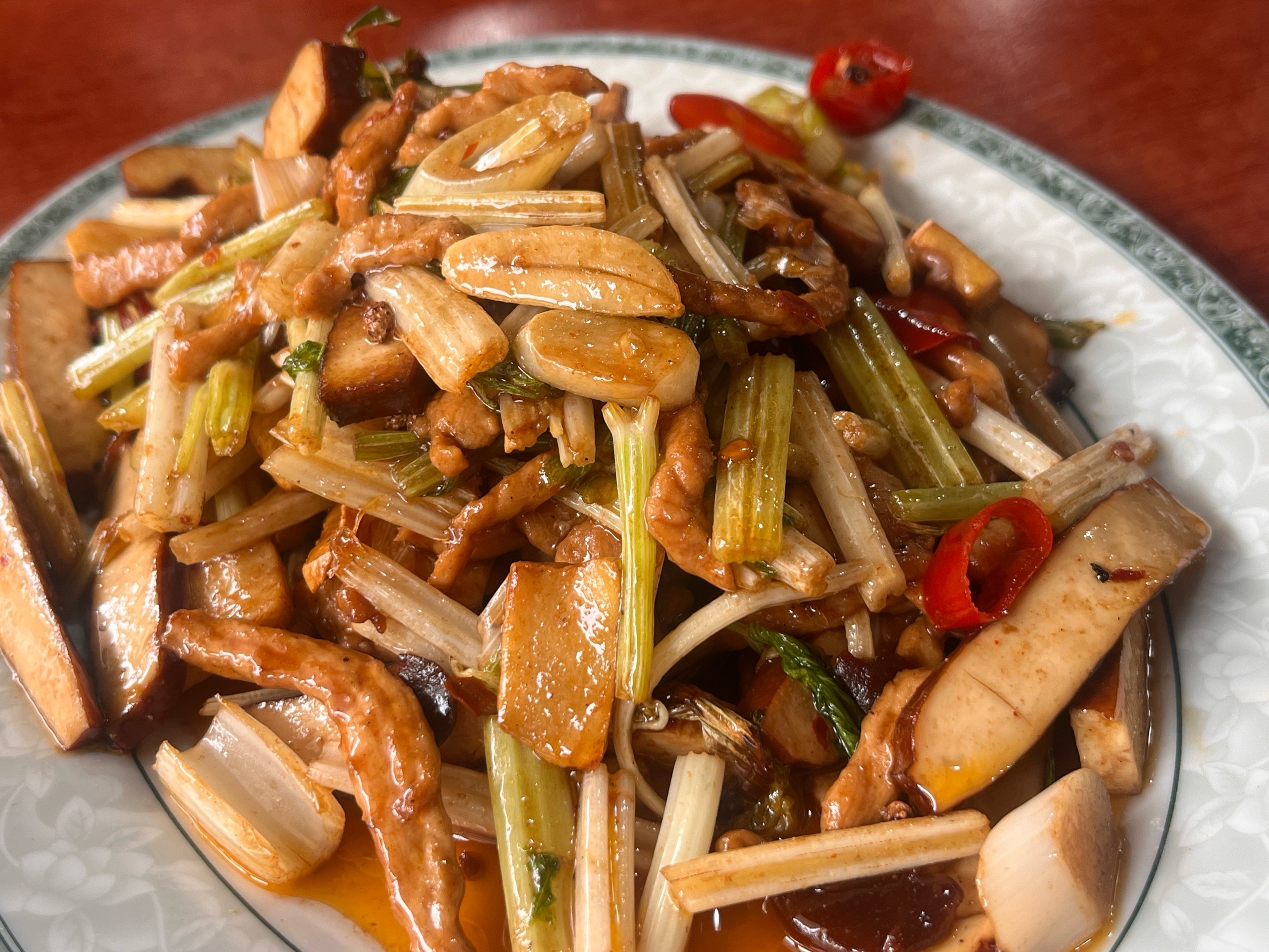 青笋炒腊肠(青笋炒腊肠正宗做法)