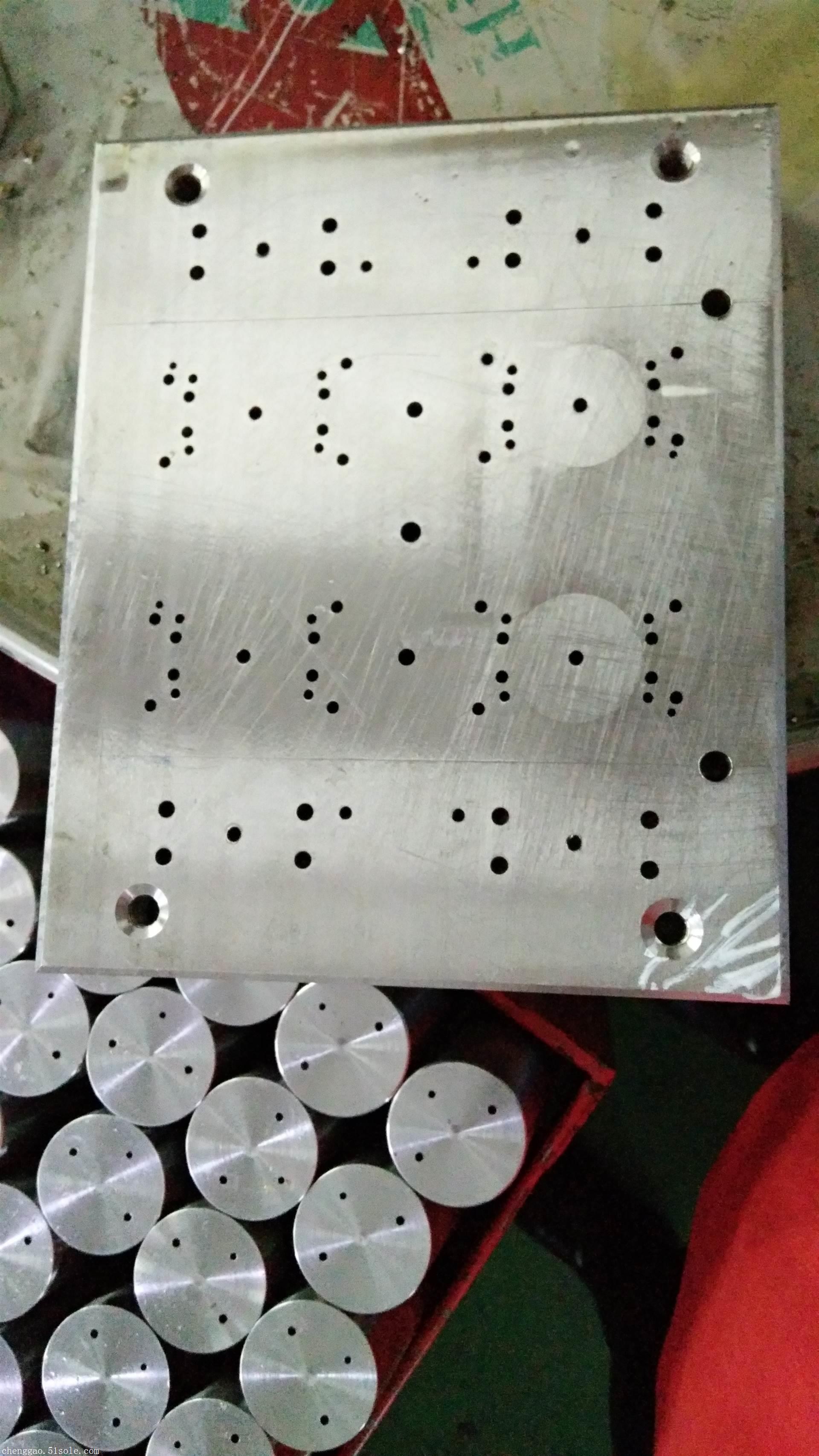 微型小孔加工(加工小孔用什么设备)