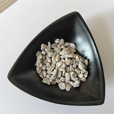 滑石粉在水产养殖中的作用(滑石粉对鱼塘里的鱼有害吗?)