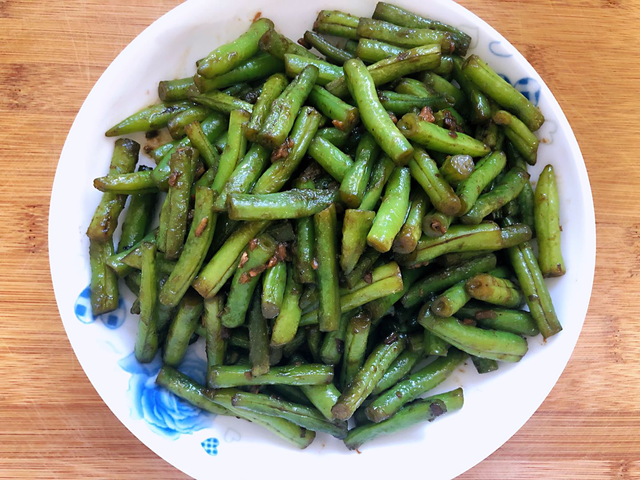 长豆角怎么炒着好吃(长豆角怎么炒好吃视频)