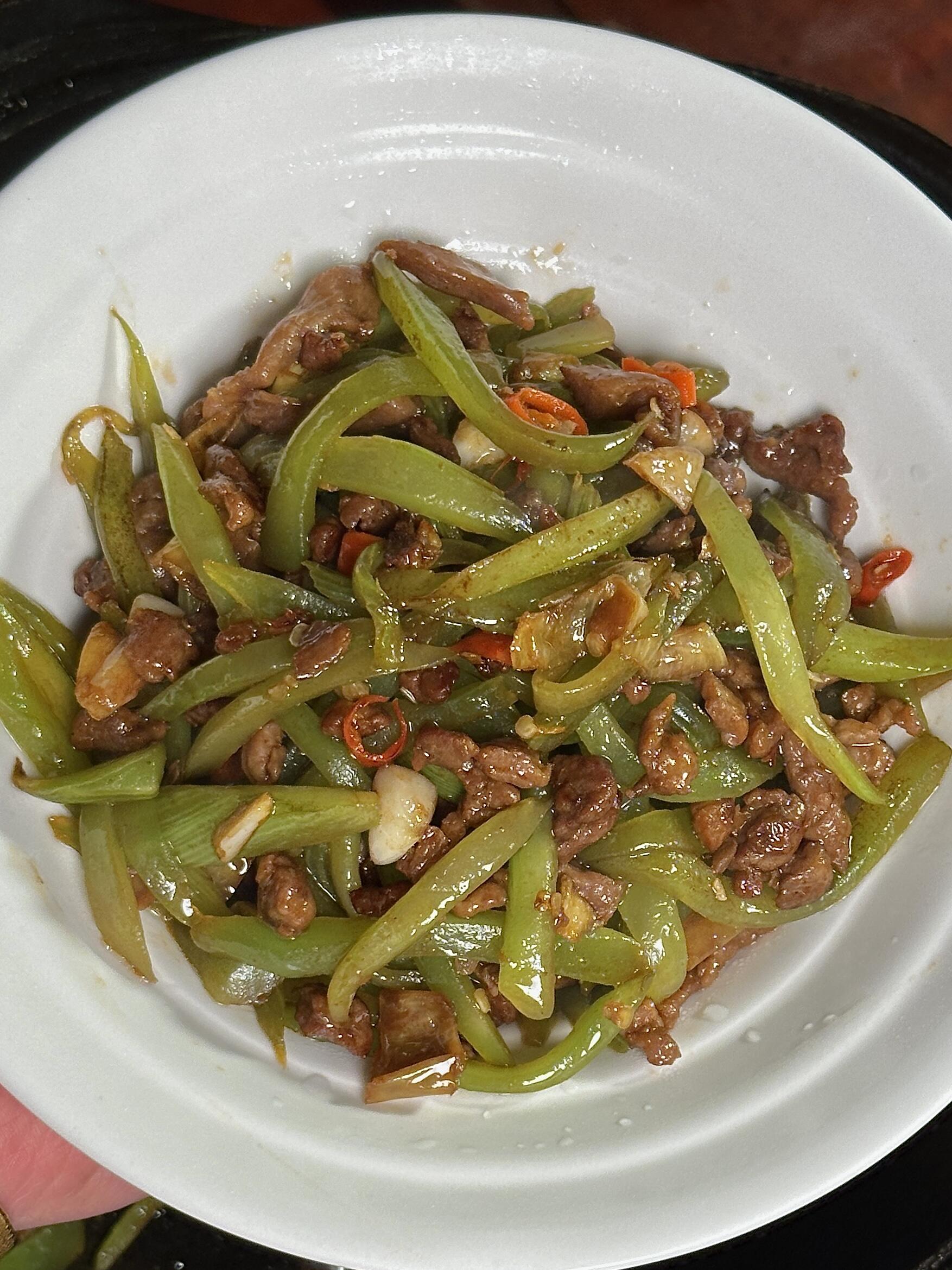 莴笋炒花生(莴笋炒花生油好吃还是炒猪油好吃?)